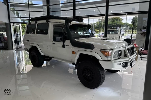 2023 Toyota LC Military GXL image 2
