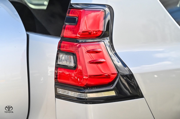 2023 Toyota Prado VX image 8