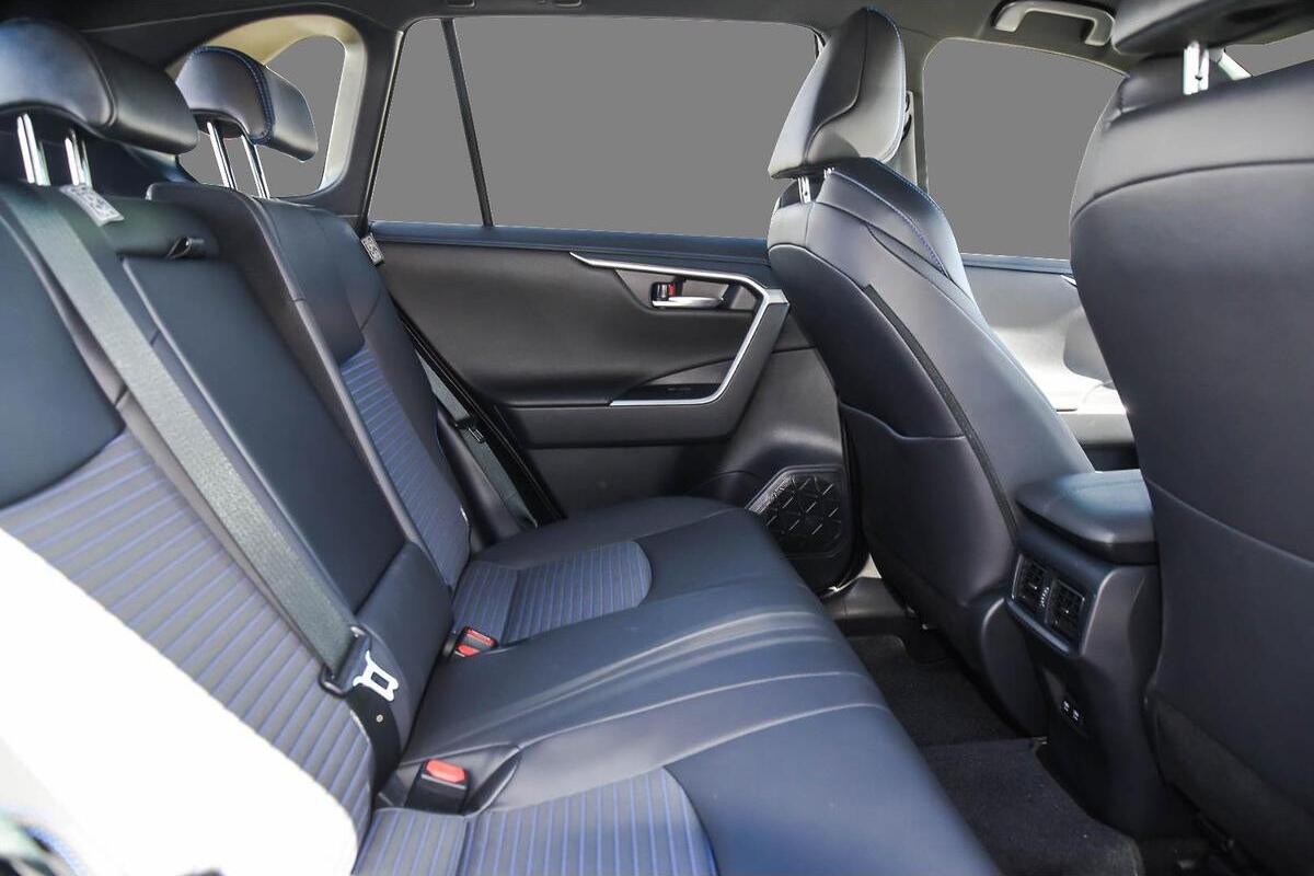 2025 Toyota RAV4 XSE Auto eFour image 8