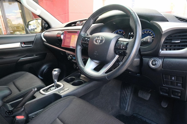2020 Toyota Hilux SR5 image 7