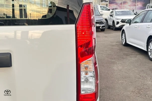 2022 Toyota HiAce LWB image 6