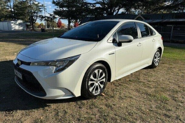 2021 Toyota Corolla Sedan Hybrid Ascent Sport image 3