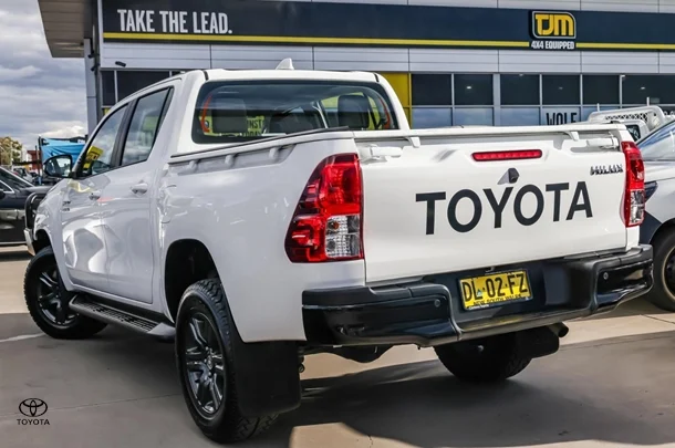 2024 Toyota HILUX SR image 3