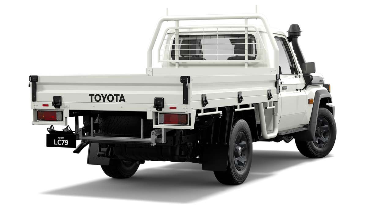 2024 Toyota LandCruiser 79 GX Single-Cab Cab-Chassis image 3