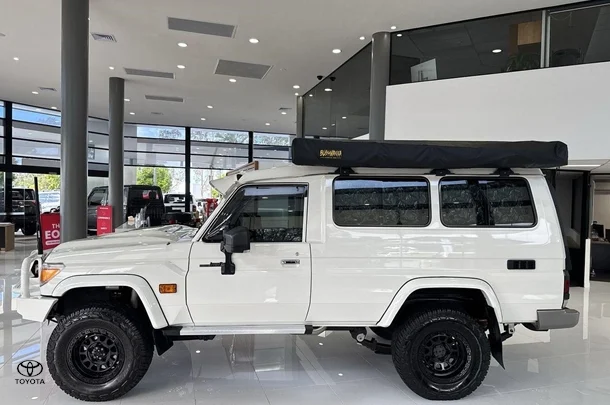 2023 Toyota LC Military GXL image 5