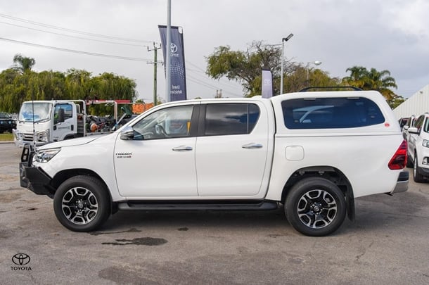 2023 Toyota HILUX SR5 image 4