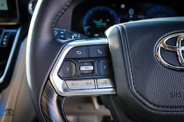 2025 Toyota Landcruiser VX image 20