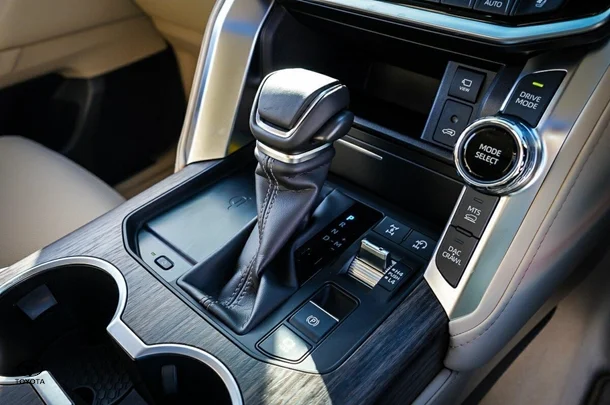 2025 Toyota Landcruiser VX image 25