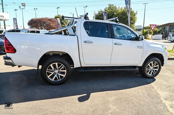 2020 Toyota HILUX SR5 image 3