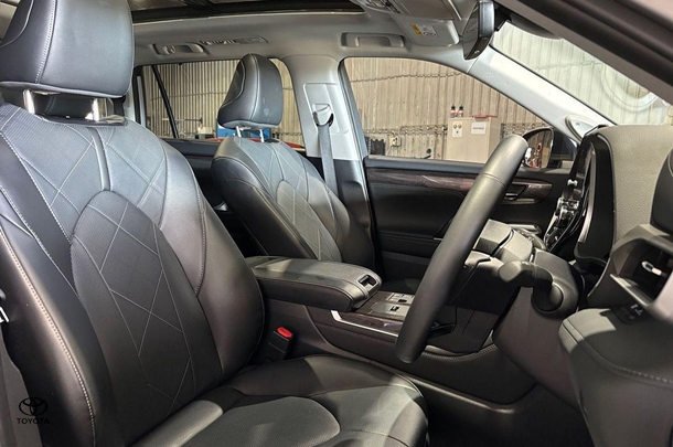 2024 Toyota Kluger Hybrid AWD GRANDE image 16