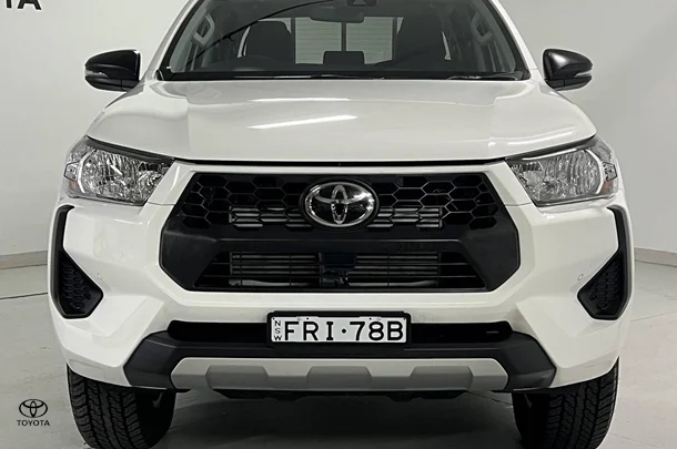 2024 Toyota Hilux SR image 3