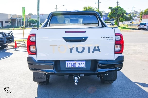 2024 Toyota HILUX SR5 image 5