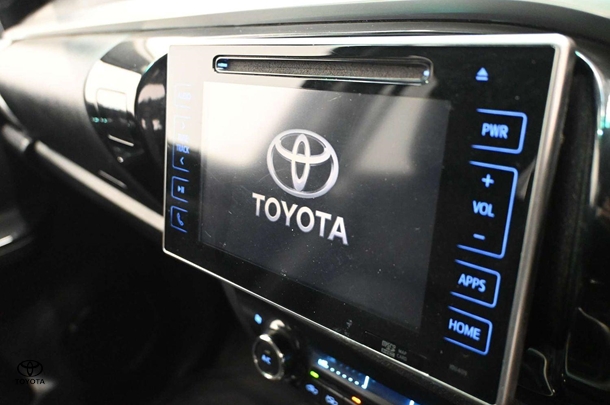 2018 Toyota Hilux 4x4 SR5 image 11
