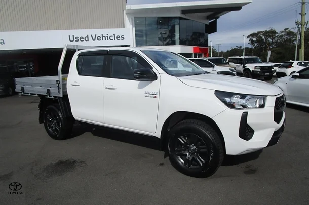 2025 Toyota Hilux SR image 1