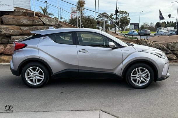 2023 Toyota C-HR GXL-2WD image 2