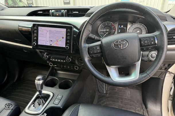 2020 Toyota Hilux SR5 image 3