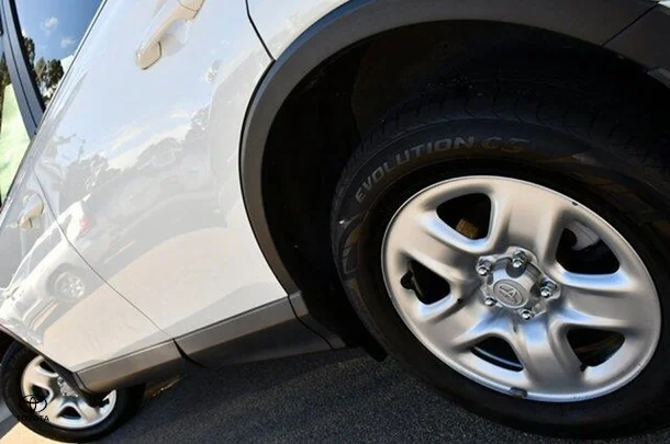 2018 Toyota RAV4 GX-2WD image 4