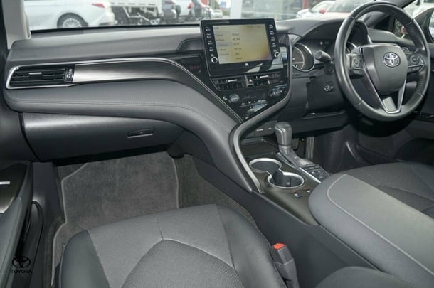 2023 Toyota Camry Hybrid SL image 6