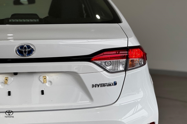 2022 Toyota Corolla Sedan Hybrid Ascent Sport image 11