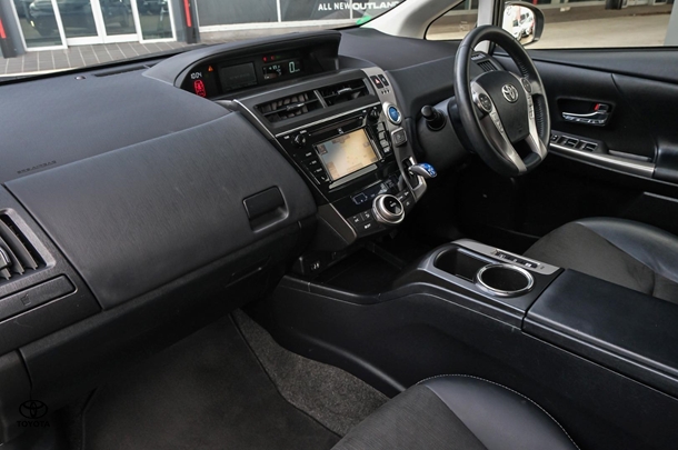 2020 Toyota Prius v L1 image 8