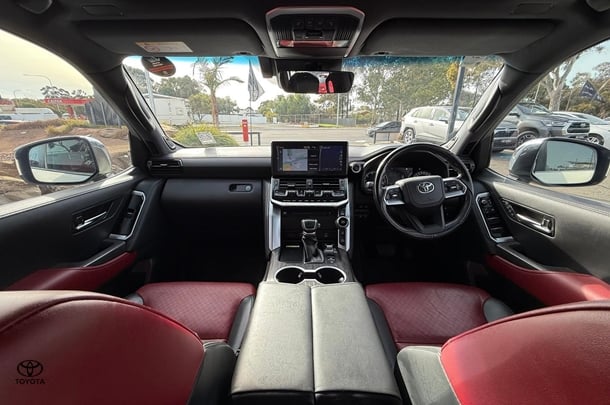 2022 Toyota Landcruiser Sahara ZX image 10