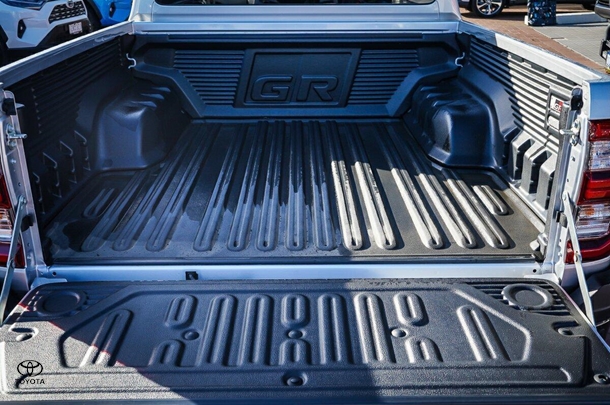 2023 Toyota Hilux 4x4 GR-S image 10