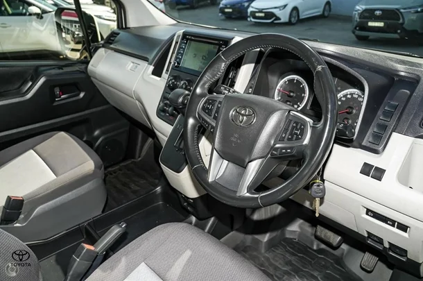 2022 Toyota HIACE SLWB image 4