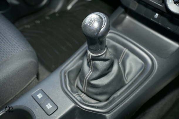 2017 Toyota HILUX SR image 19