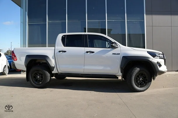 2023 Toyota Hilux 4x4 GR-S image 3
