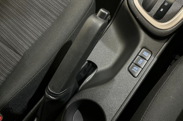 2023 Toyota Yaris Hybrid SX image 25