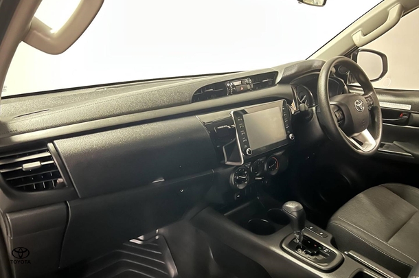 2024 Toyota Hilux SR image 14