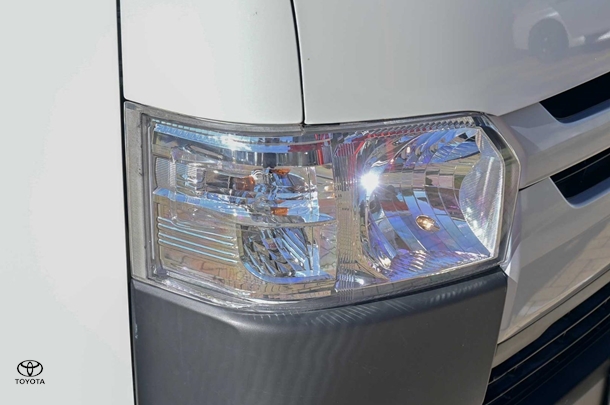 2017 Toyota Hiace LWB image 13