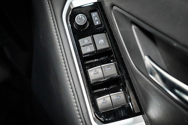 2024 Toyota Landcruiser VX image 15