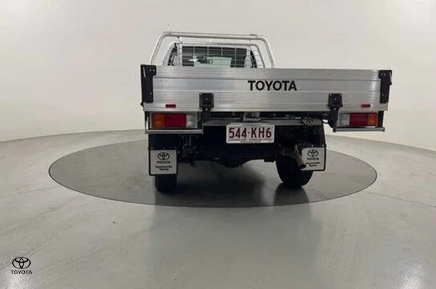 2023 Toyota Hilux 4x4 SR image 4