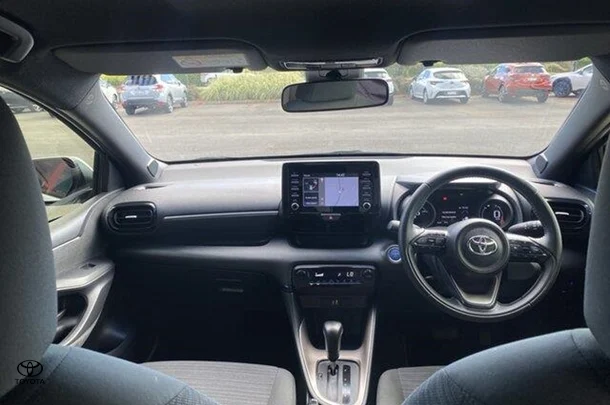 2022 Toyota Yaris HB Hybrid SX image 12