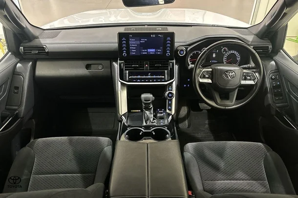2023 Toyota Landcruiser GXL image 2