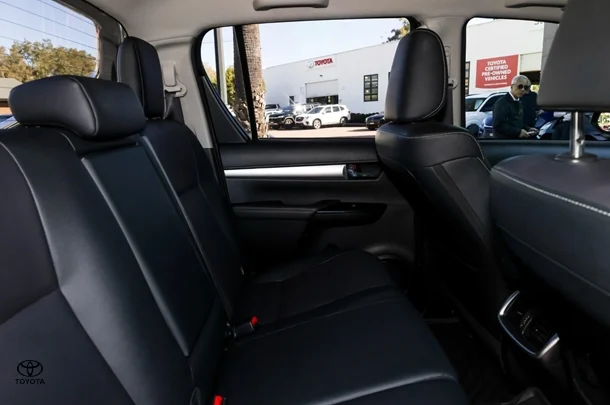 2023 TOYOTA Hilux 4x4 SR5 image 9