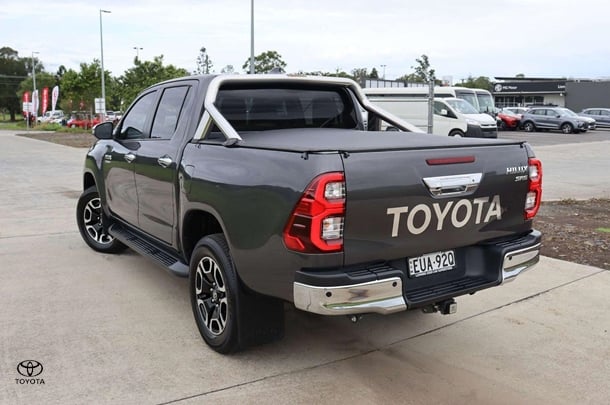 2022 Toyota Hilux 4x4 SR5 image 4