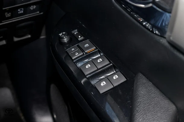 2023 TOYOTA Hilux 4x4 SR5 image 14