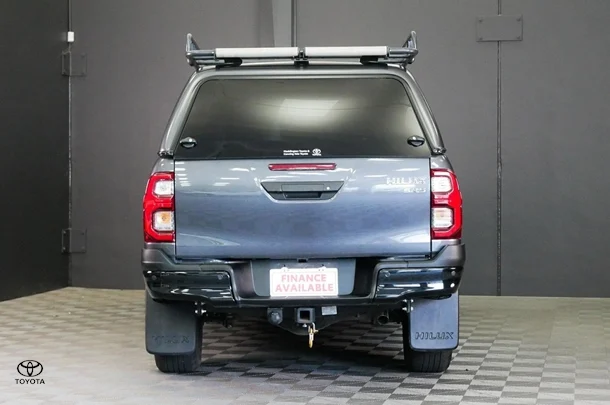 2024 Toyota Hilux 4x4 SR5 image 5