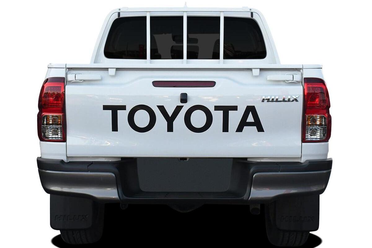 2025 Toyota Hilux SR Manual 4x4 Double Cab image 4