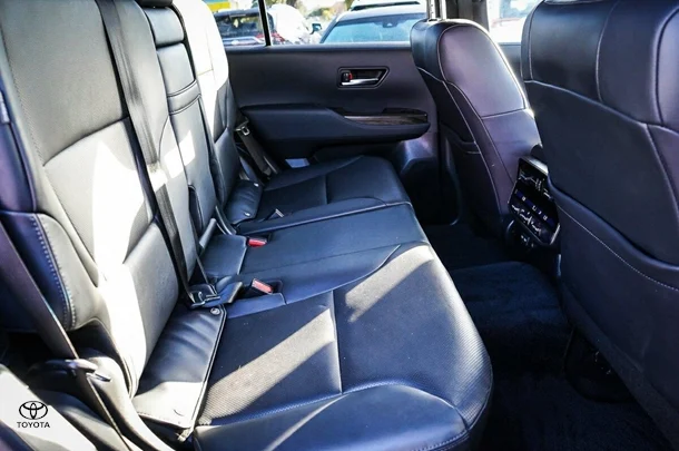 2024 Toyota Landcruiser VX image 9
