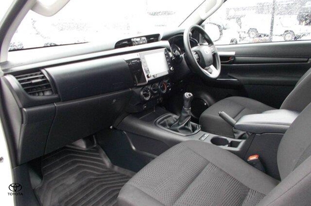2023 Toyota HILUX 4x4 SR image 11