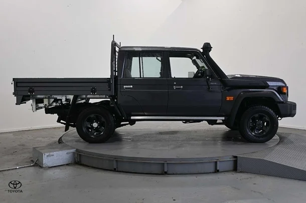 2025 Toyota LC Military GXL image 3