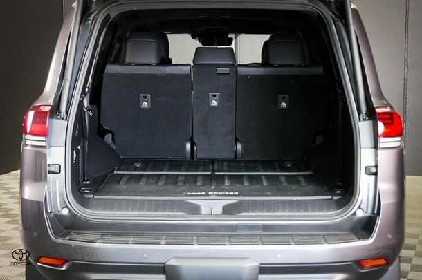 2023 Toyota Landcruiser Sahara image 27