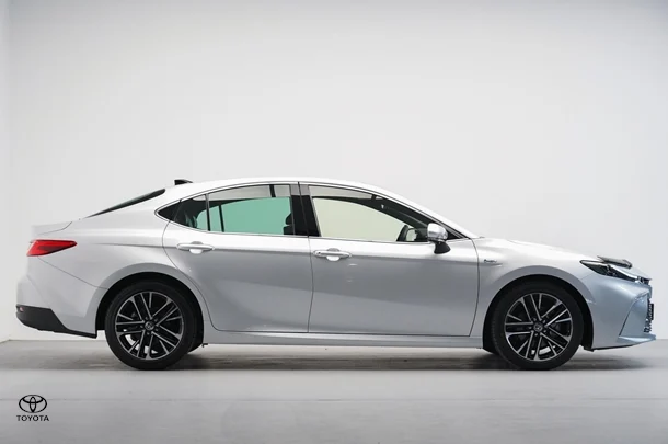 2024 Toyota Camry Hybrid SL image 3