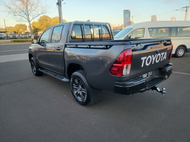 2024 Toyota Hilux SR image 4