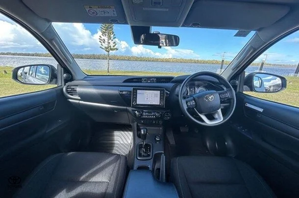 2024 Toyota Hilux 4x4 SR image 4