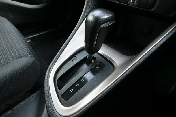 2021 Toyota Yaris HB Hybrid SX image 17