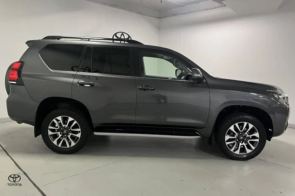 2021 Toyota Prado VX image 4